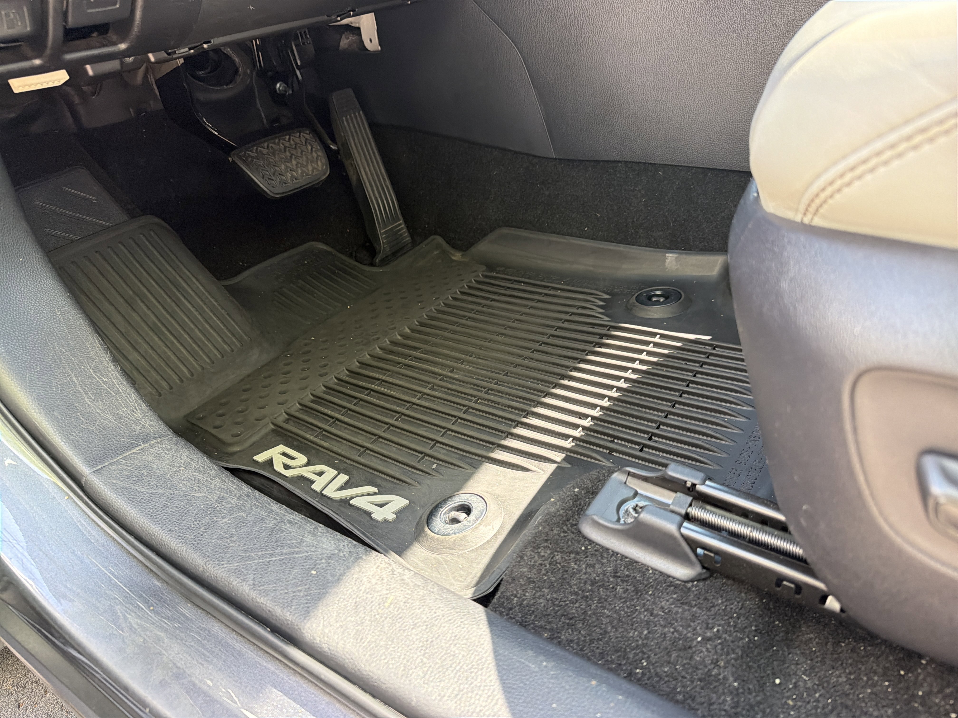 Used 2019 Toyota RAV4 XLE Premium w/ Cold Weather Package image 17