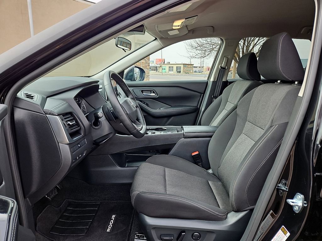 Used 2025 Nissan Rogue SV image 13