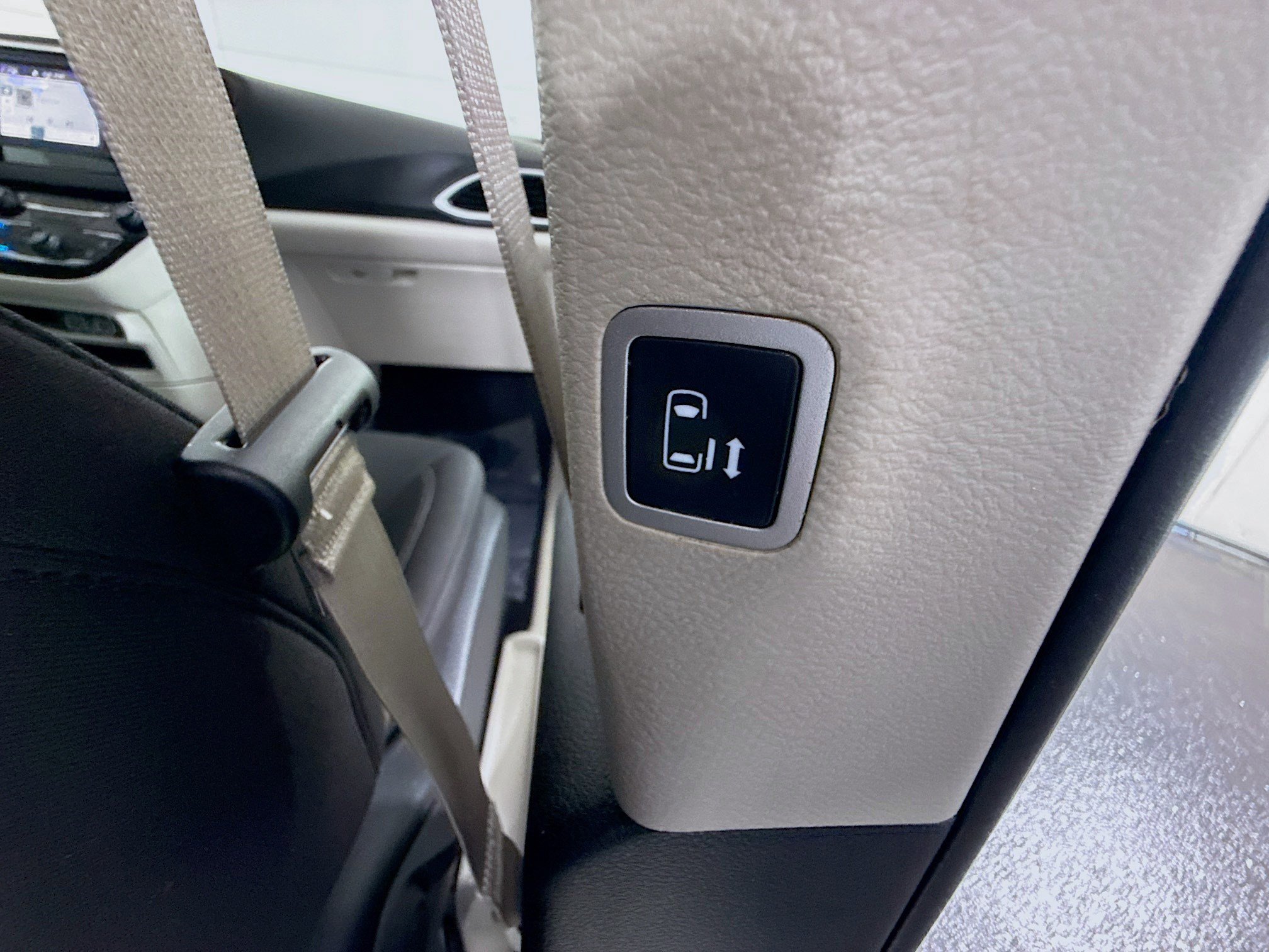 Used 2023 Chrysler Voyager LX FWD image 39