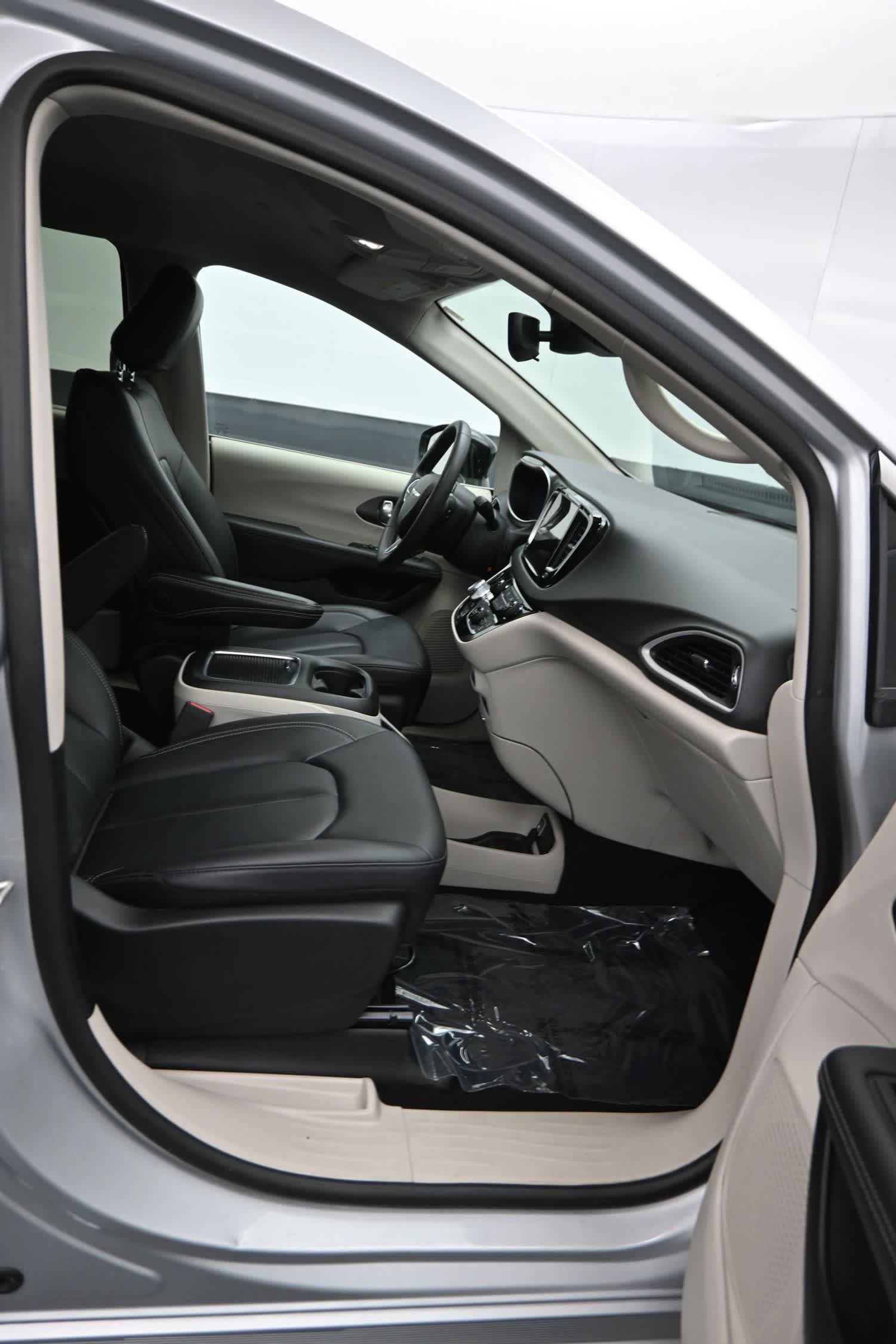 Used 2024 Chrysler Pacifica Touring-L FWD image 11