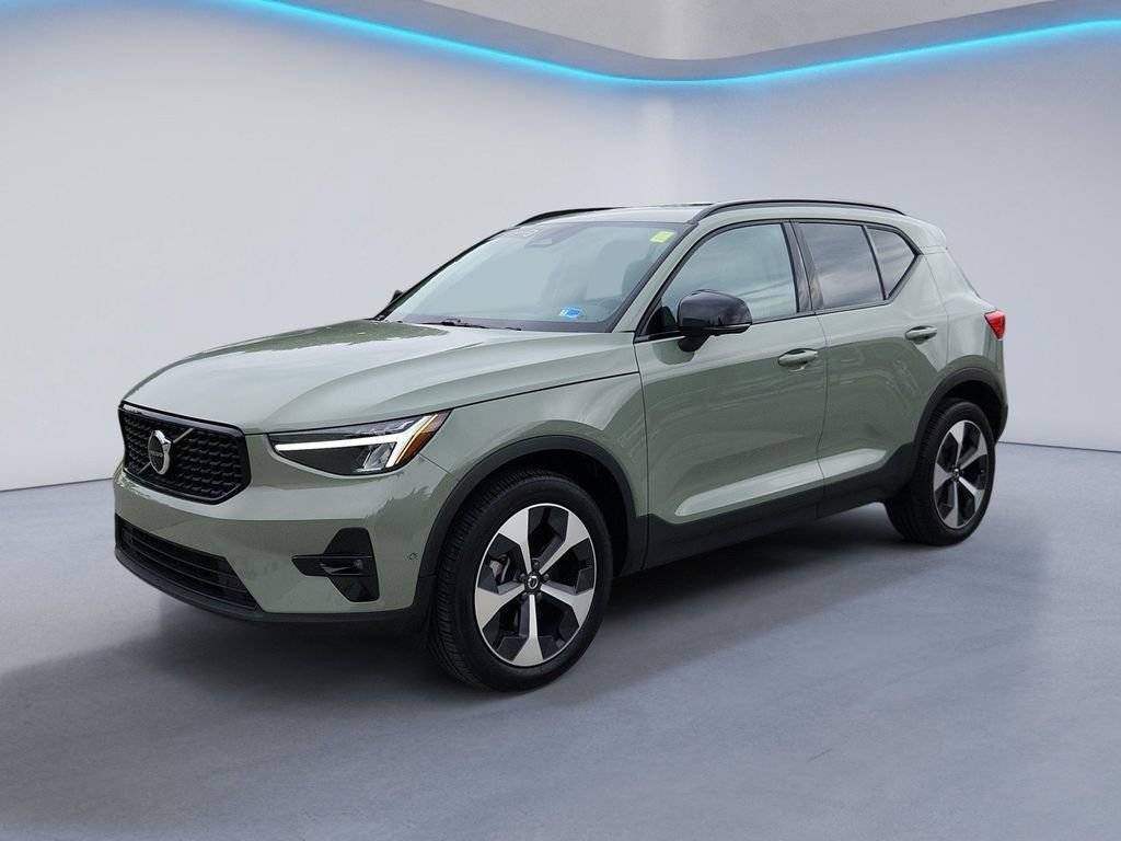 Certified 2025 Volvo XC40 B5 Plus AWD/4WD image 7