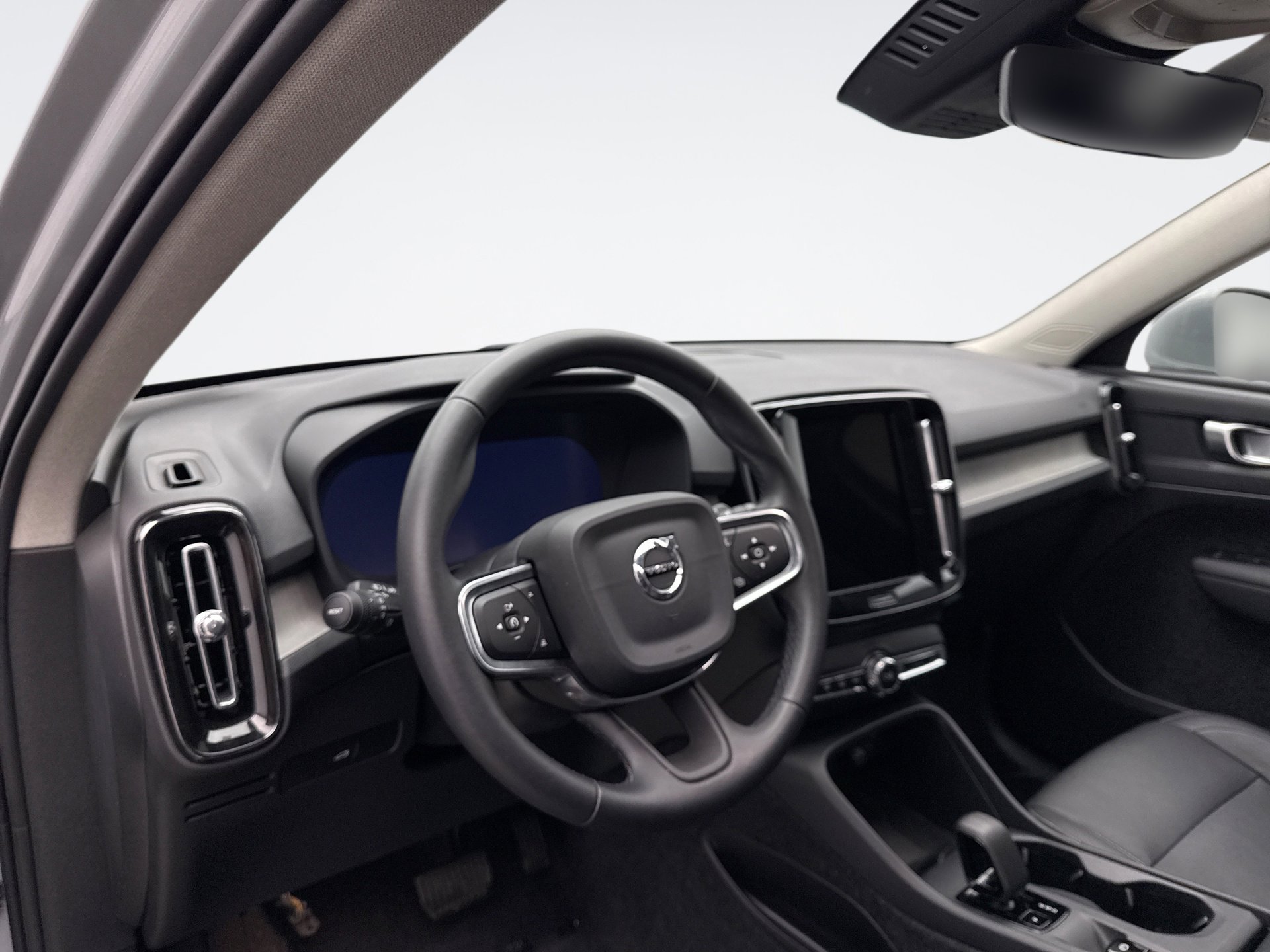 Used 2025 Volvo XC40 B5 Core image 10