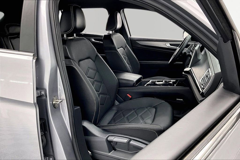 Used 2025 Volkswagen Atlas Cross Sport SE AWD/4WD image 7