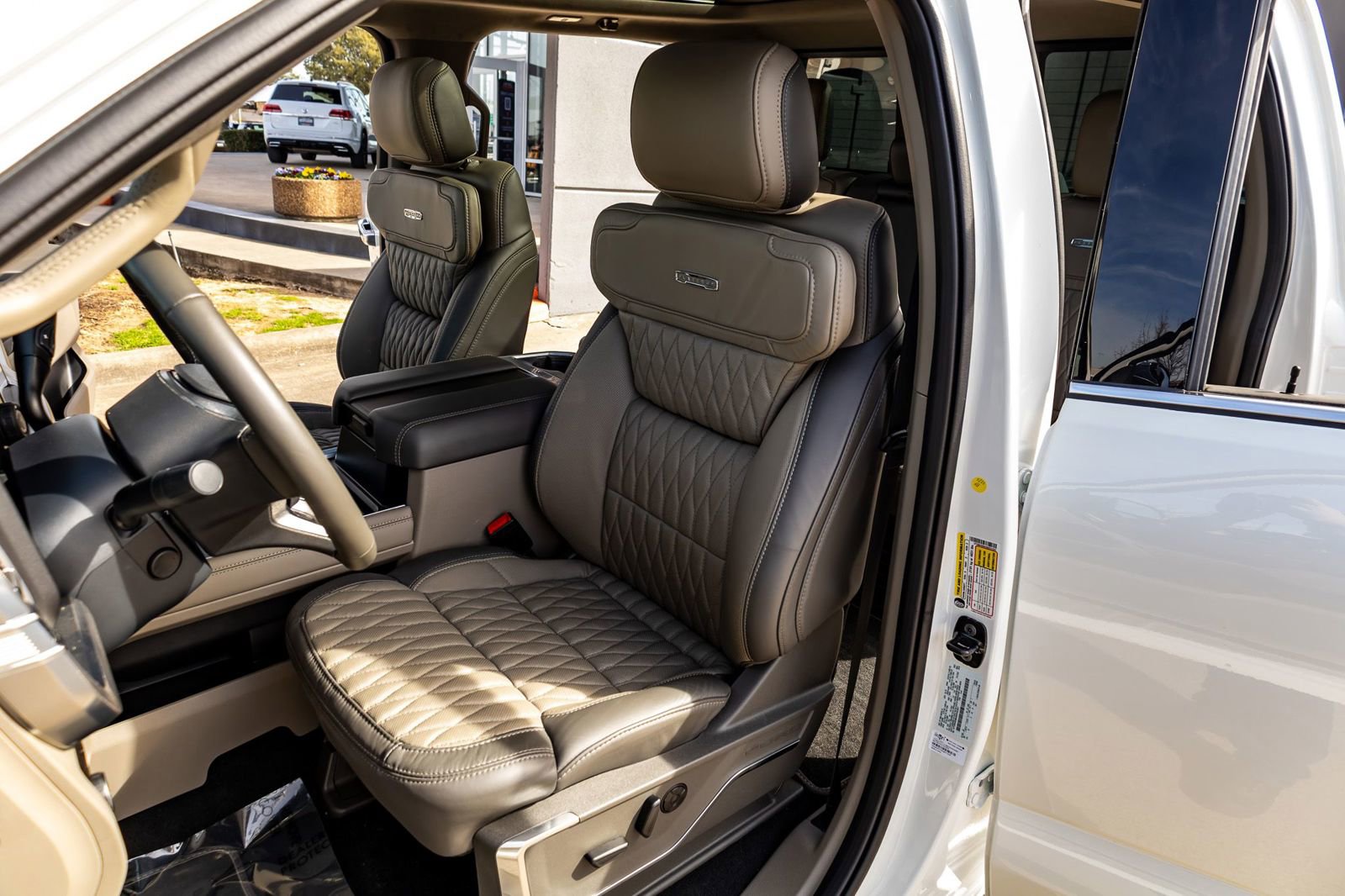 Used 2025 Ford F450 Platinum w/ Platinum Plus Package image 29