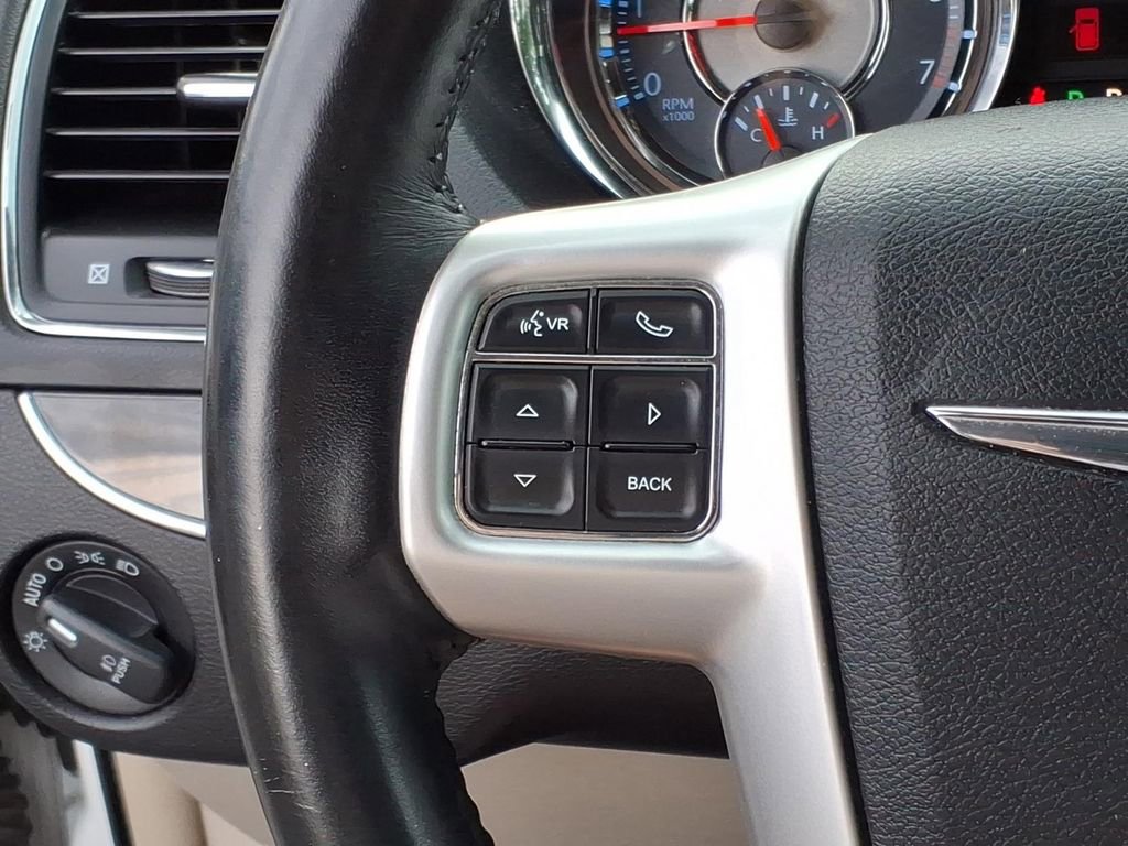 Used 2016 Chrysler Town & Country Touring FWD image 18