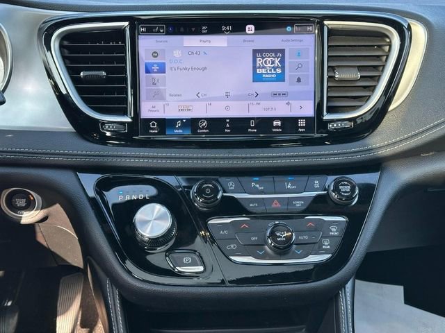 Used 2025 Chrysler Pacifica Limited image 15