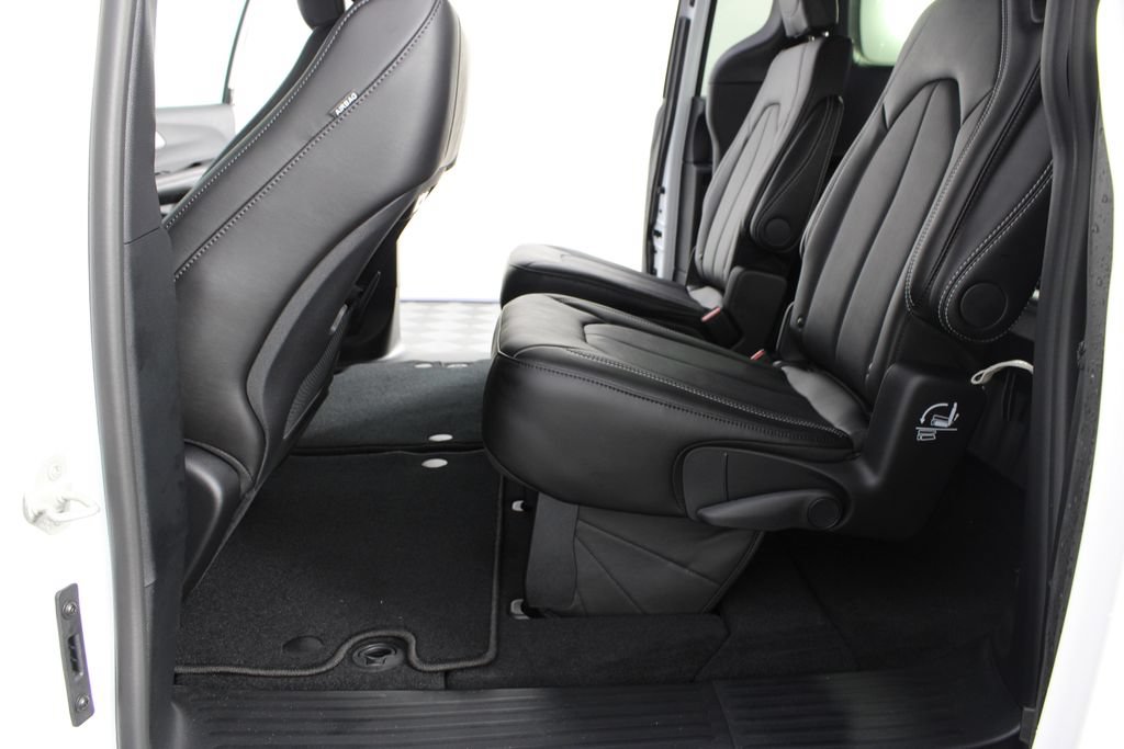 New 2027 Chrysler Pacifica Select FWD image 17