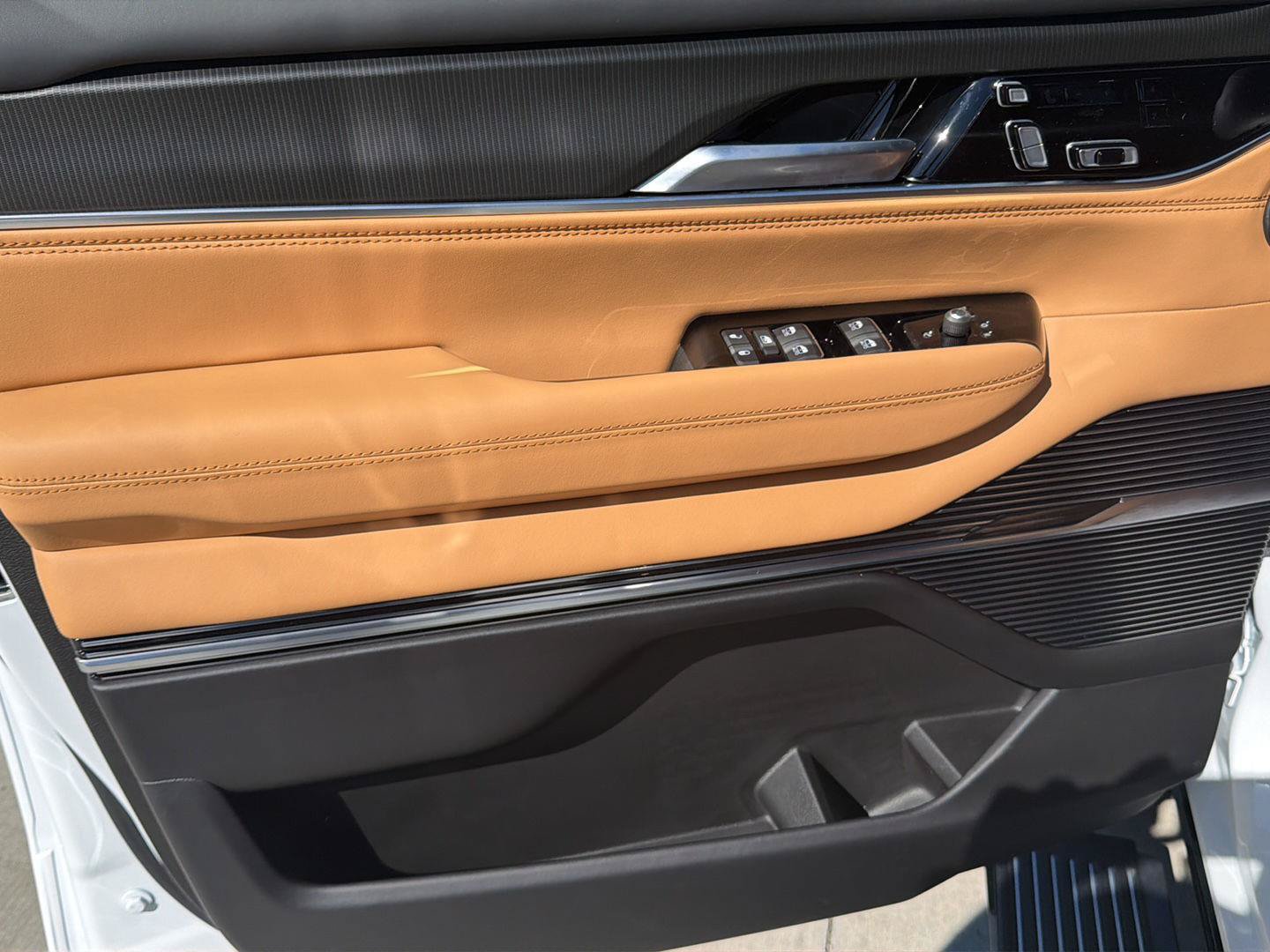 New 2026 Jeep Grand Wagoneer L Summit AWD/4WD image 10