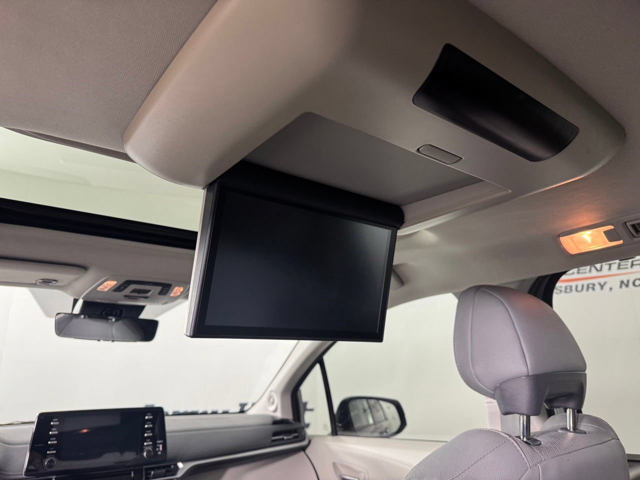 Used 2021 Toyota Sienna Limited FWD image 32