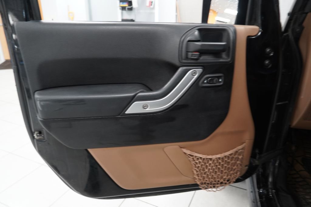 Used 2013 Jeep Wrangler Unlimited Rubicon w/ Connectivity Group image 15