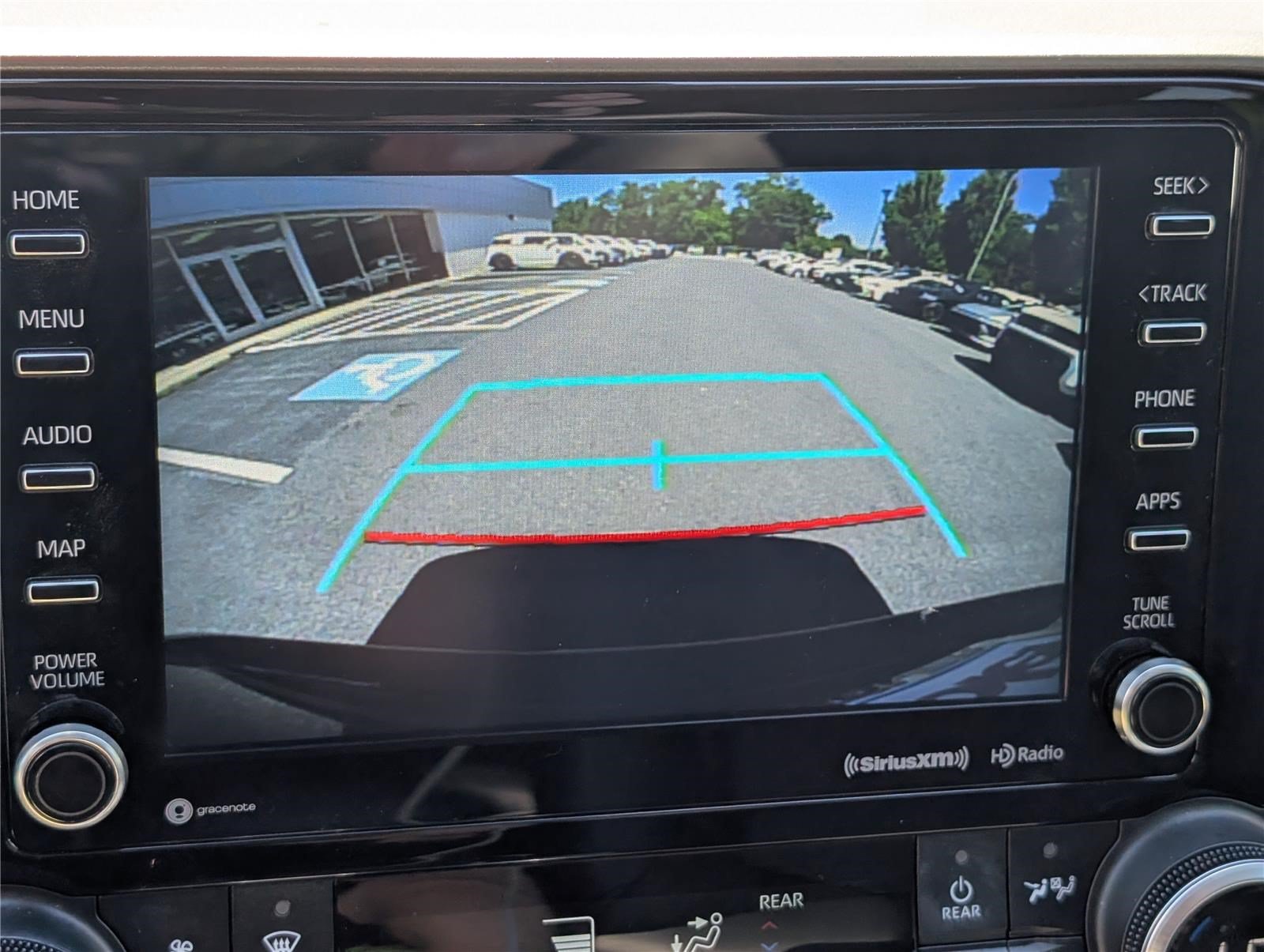 Used 2020 Toyota Highlander XLE AWD/4WD image 29