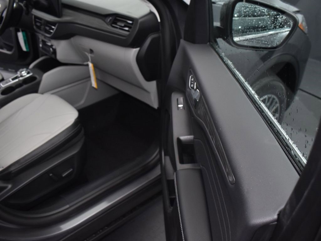 New 2025 Ford Escape SE w/ PHEV Premium Package image 16