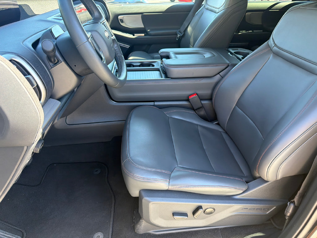 Used 2025 Ford Expedition Active AWD/4WD image 9