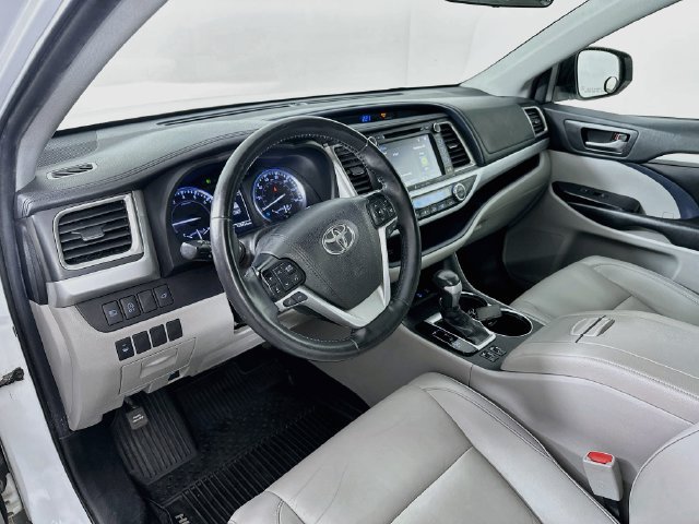 Used 2019 Toyota Highlander XLE AWD/4WD image 20