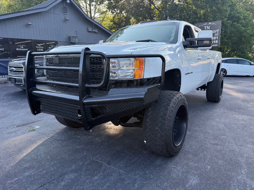 Used 2011 GMC Sierra 2500 Denali w/ Suspension Package, Off-Road AWD/4WD image 8