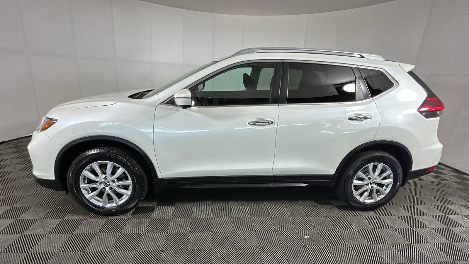 Used 2017 Nissan Rogue SV AWD/4WD image 7