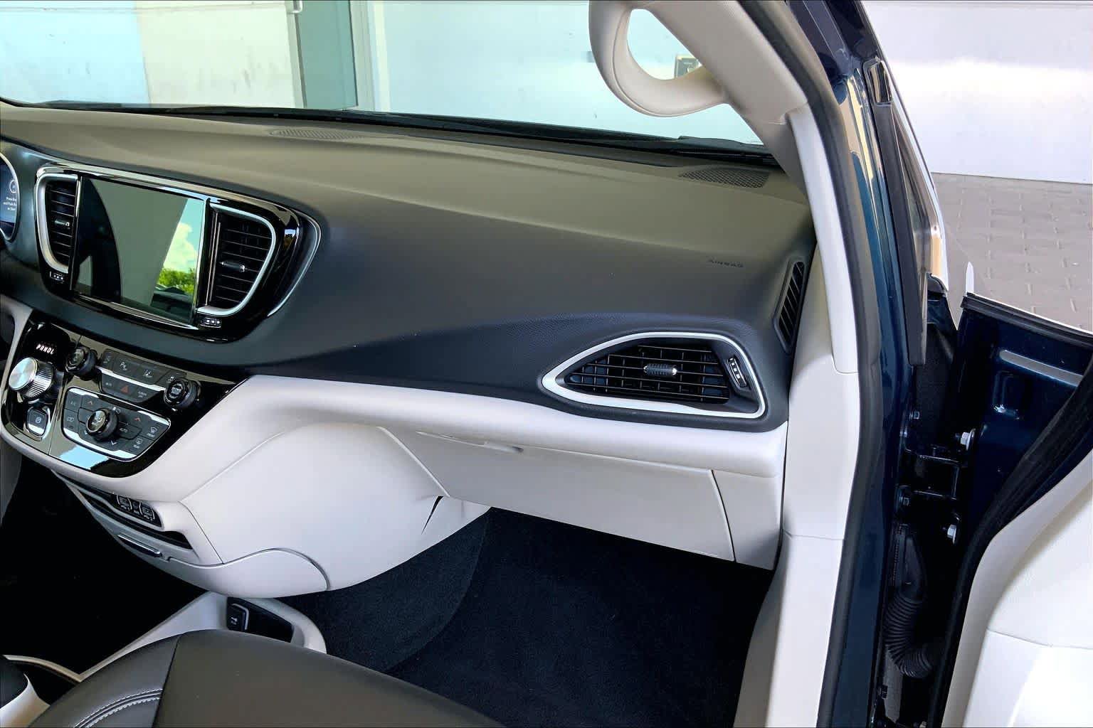 Used 2023 Chrysler Pacifica Touring-L FWD image 19