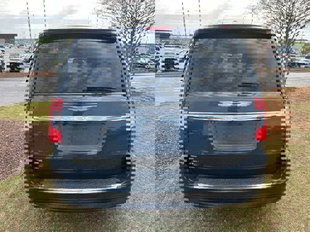 Used 2013 Chrysler Town & Country Touring image 7