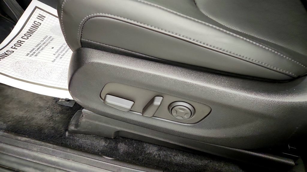 Used 2025 Kia Carnival SX w/ SX Dark Edition Package FWD image 8