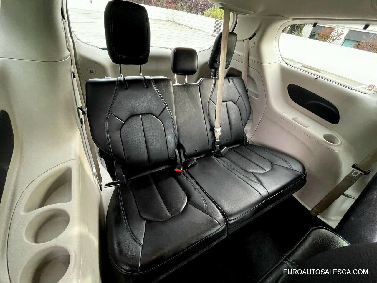 Used 2021 Chrysler Pacifica Touring-L image 25