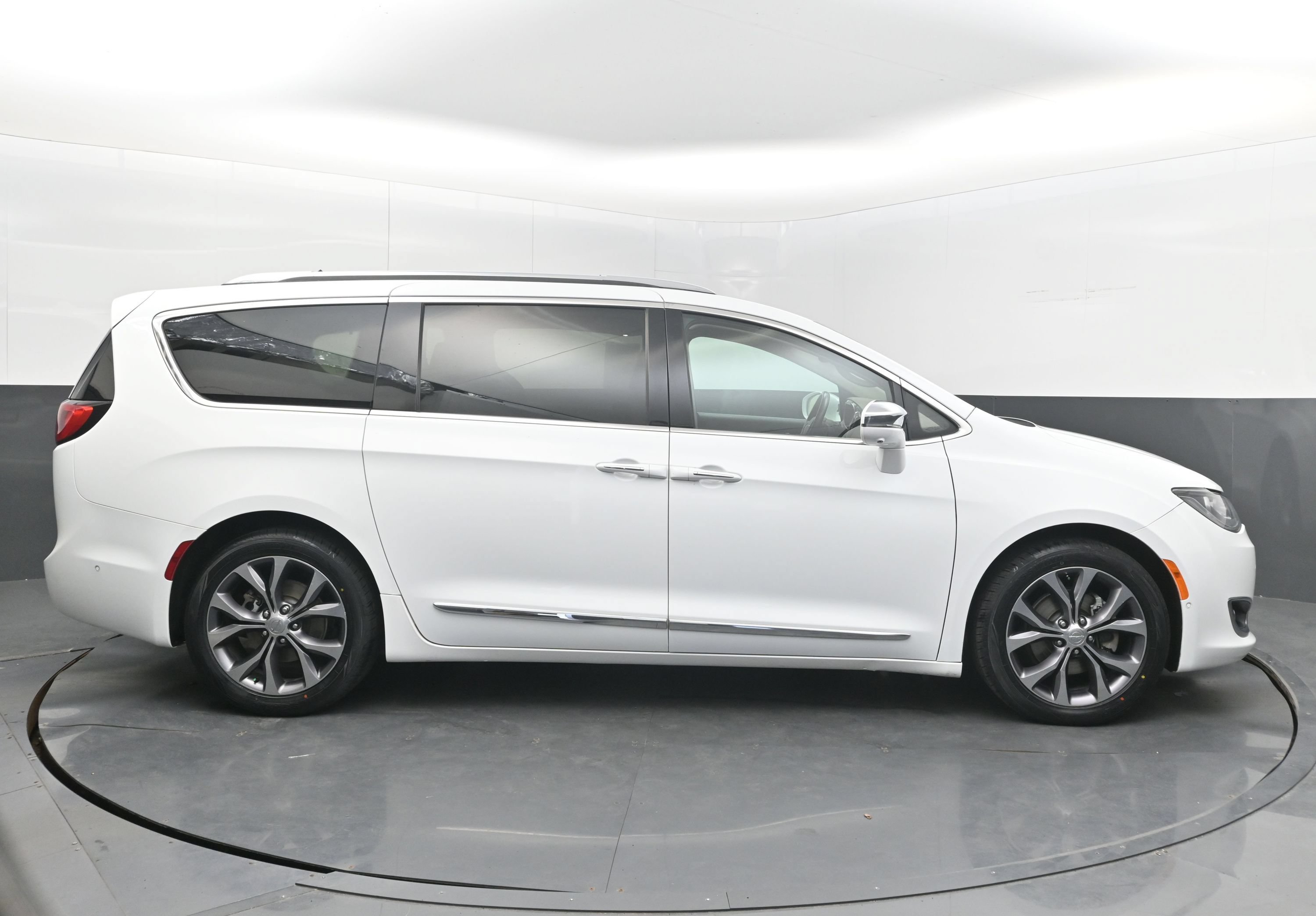 Used 2017 Chrysler Pacifica Limited FWD image 8