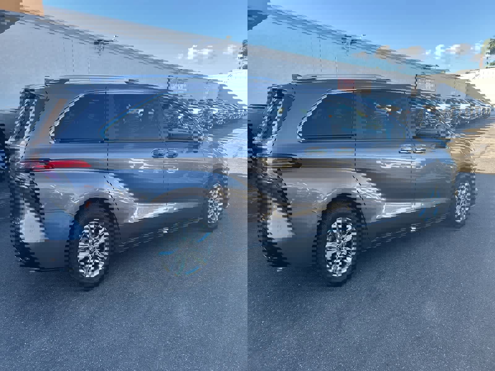 Used 2022 Toyota Sienna Limited image 8