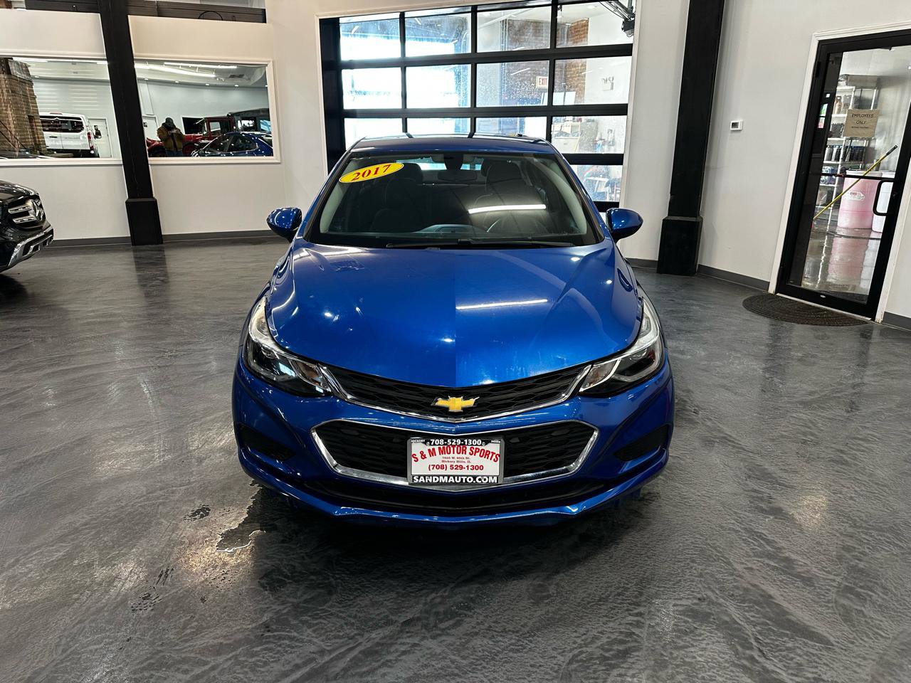 Used 2017 Chevrolet Cruze LT FWD image 2