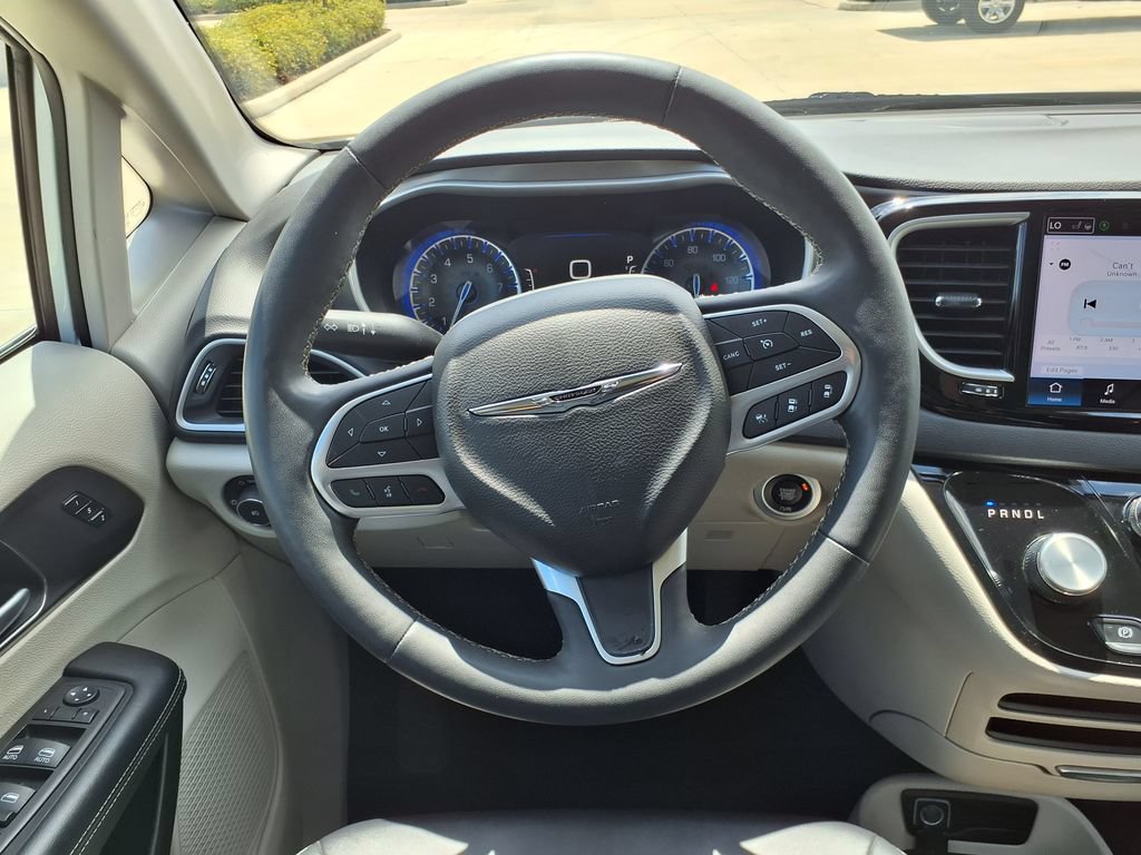 Used 2024 Chrysler Pacifica Touring-L FWD image 26
