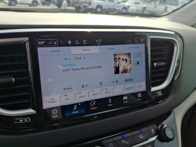 Used 2024 Chrysler Pacifica Touring-L image 17