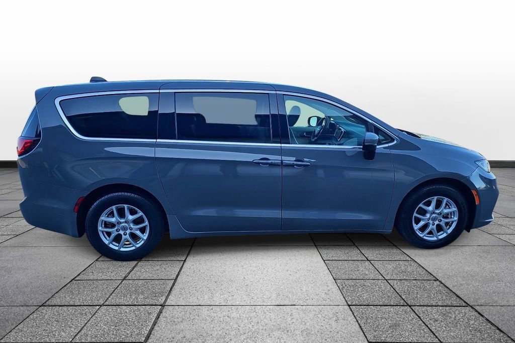Used 2023 Chrysler Pacifica Touring-L FWD image 8