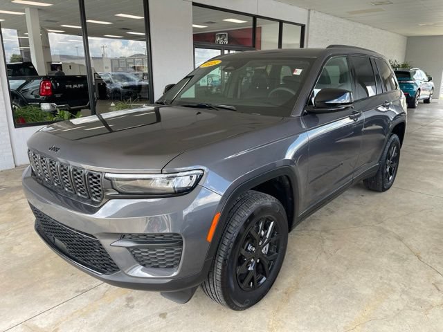 Used 2025 Jeep Grand Cherokee Altitude AWD/4WD image 2