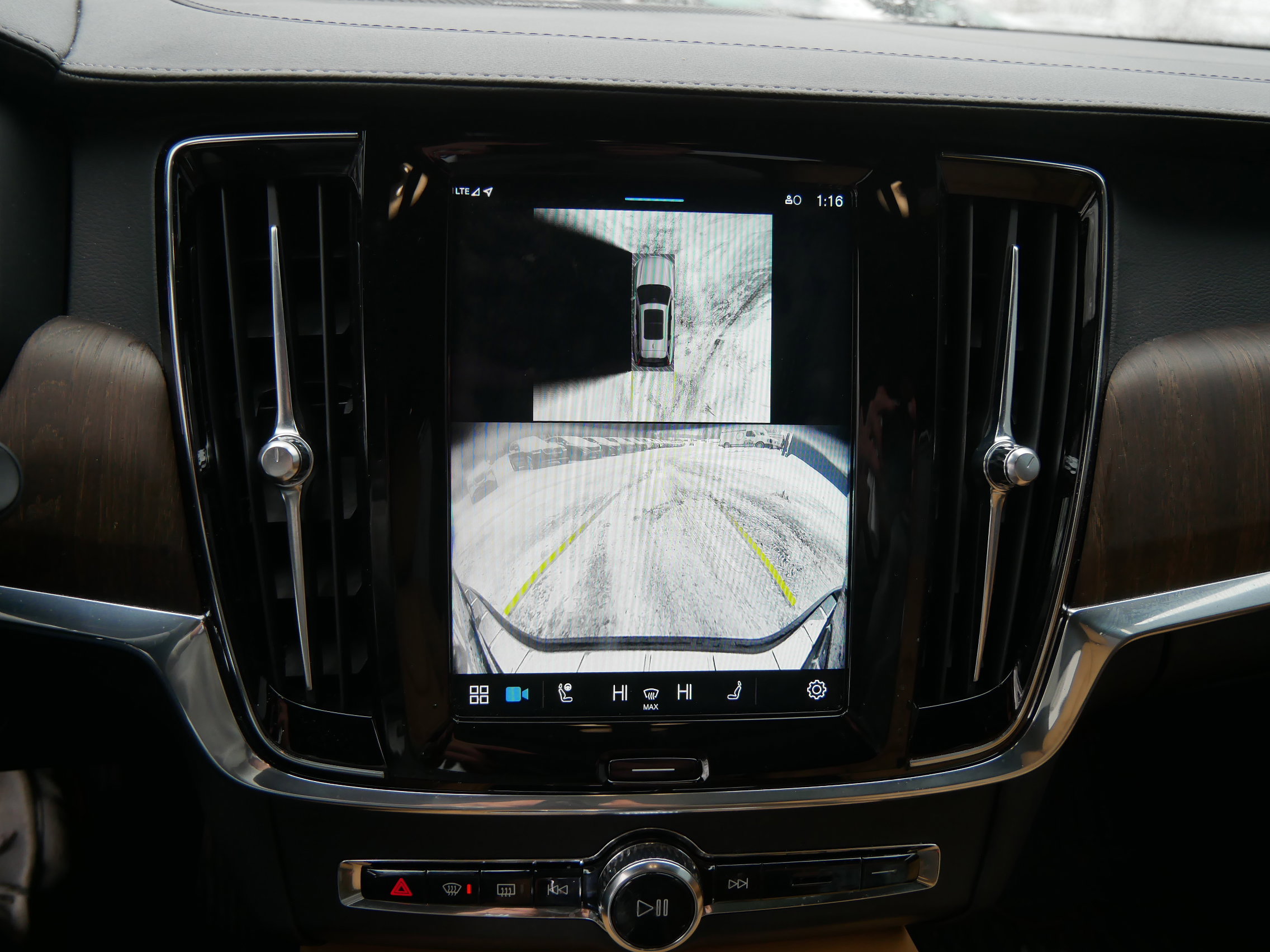 Certified 2024 Volvo V90 B6 Cross Country Ultimate w/ Protection Package Premier image 34