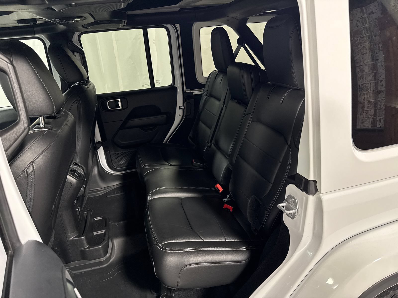 Used 2019 Jeep Wrangler Unlimited Sahara AWD/4WD image 4