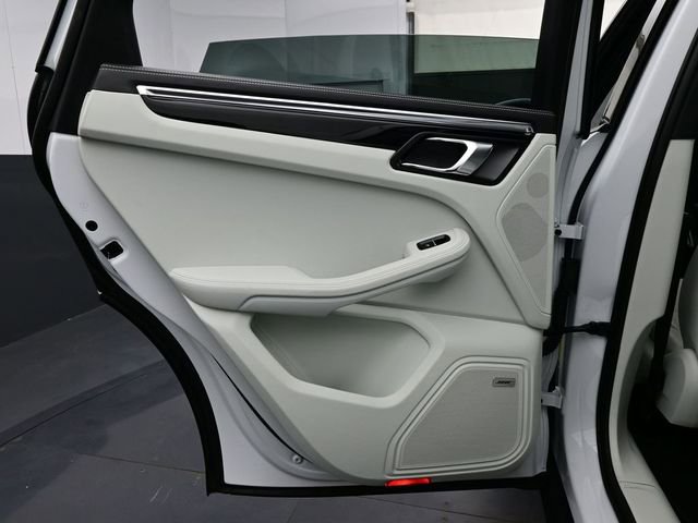 Certified 2025 Porsche Macan image 13