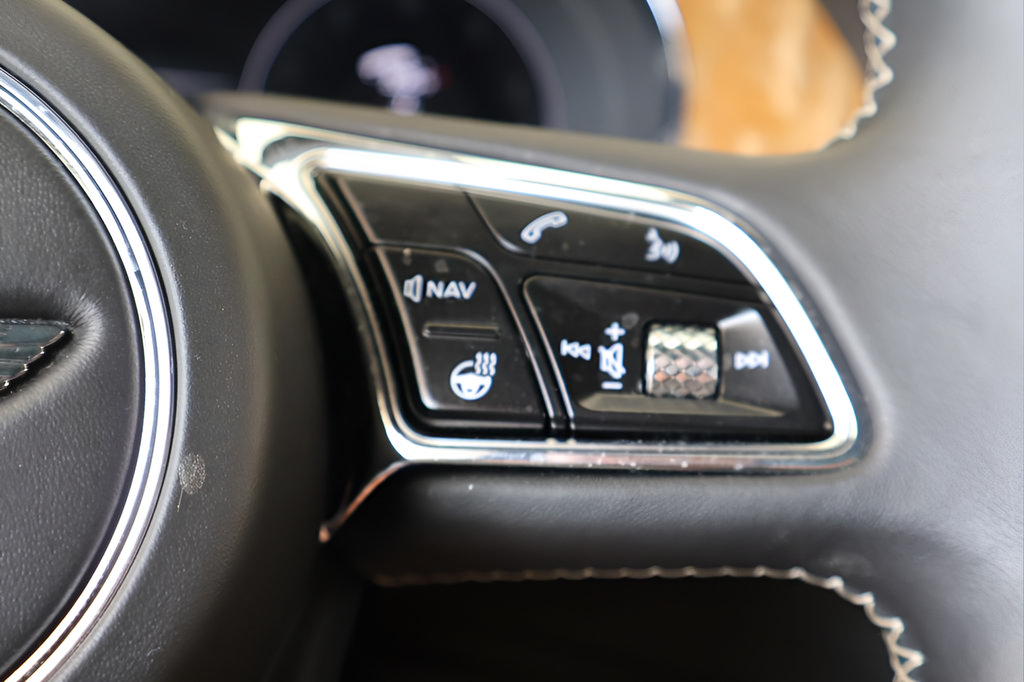 Used 2022 Bentley Bentayga AWD/4WD image 24