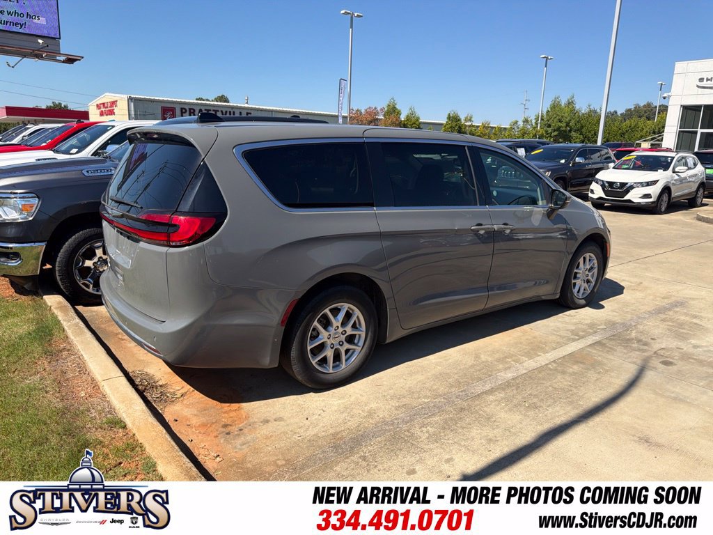 Used 2023 Chrysler Pacifica Touring-L FWD image 11