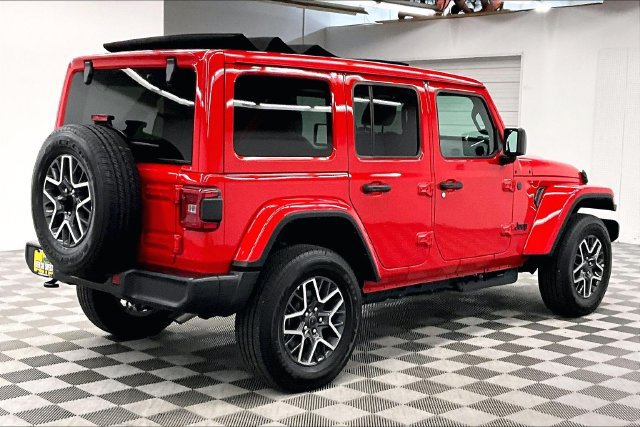 Used 2026 Jeep Wrangler Unlimited Sahara AWD/4WD image 13