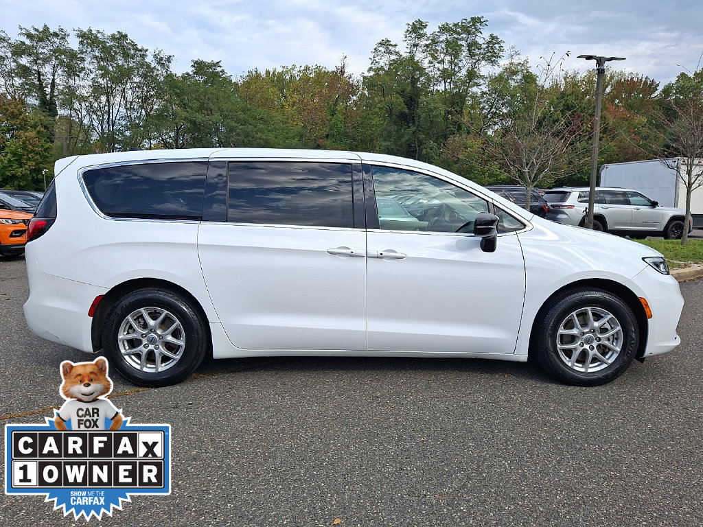 Used 2024 Chrysler Pacifica Touring-L FWD image 7