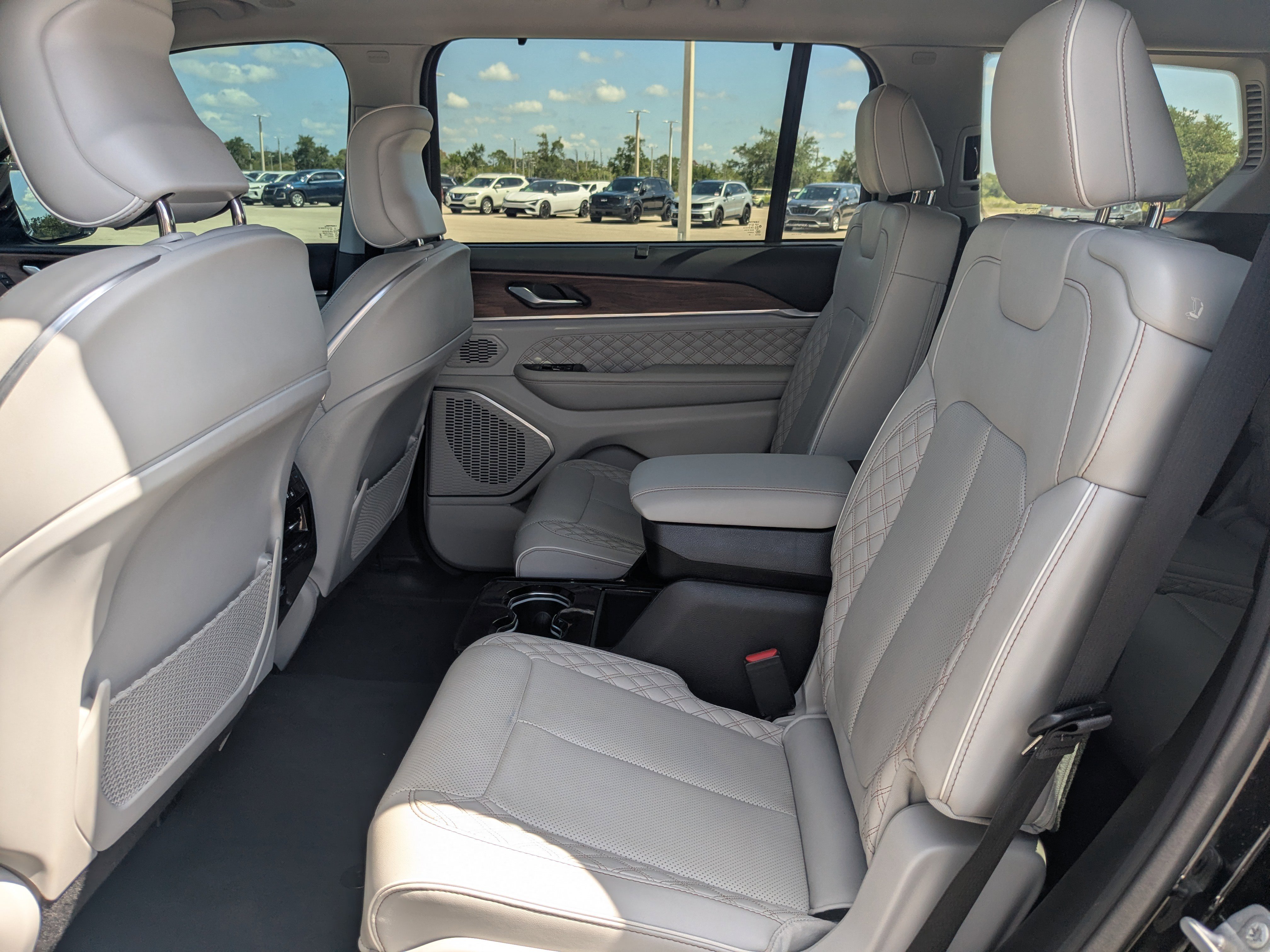 Used 2023 Jeep Grand Cherokee L Summit w/ Luxury Tech Group V AWD/4WD image 18