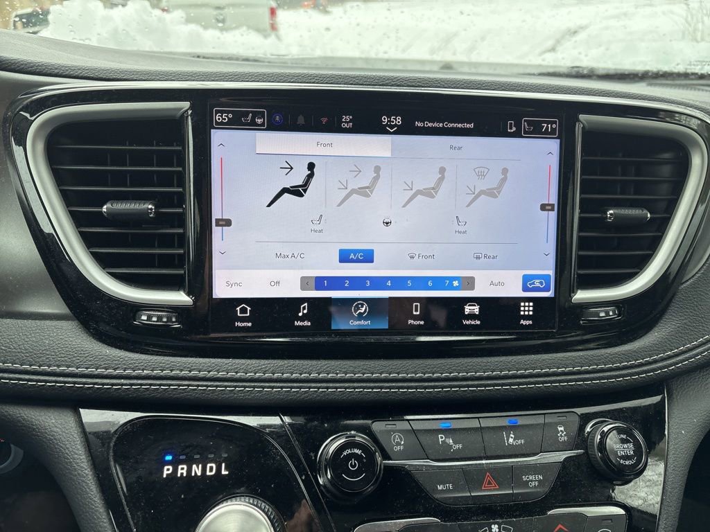 Used 2025 Chrysler Pacifica Select image 15