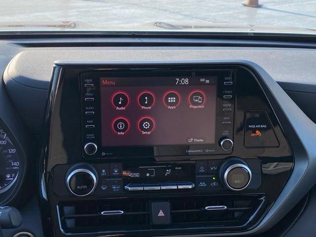 Used 2022 Toyota Highlander LE AWD/4WD image 13