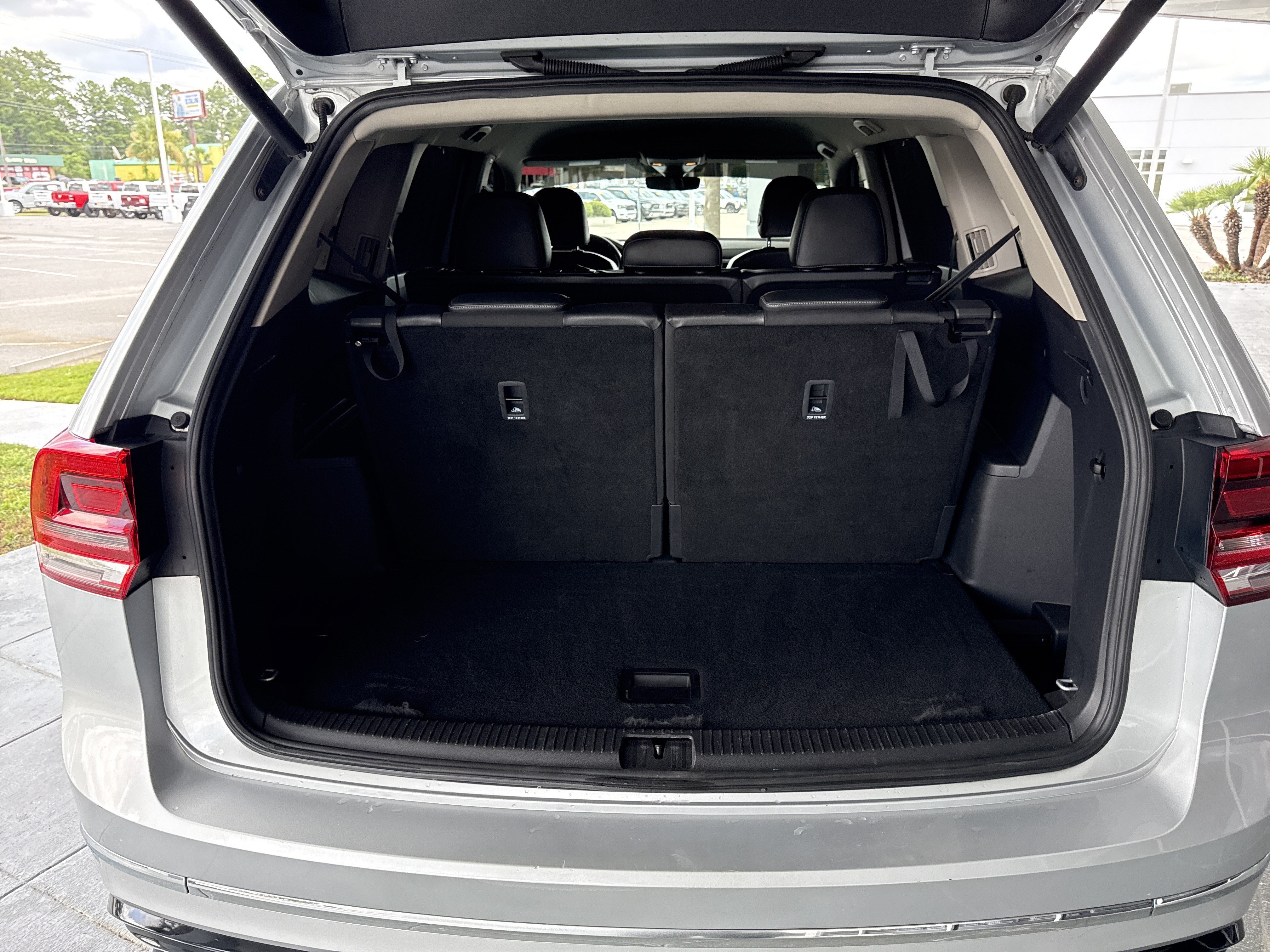 Used 2018 Volkswagen Atlas SE w/ R-Line Package FWD image 30