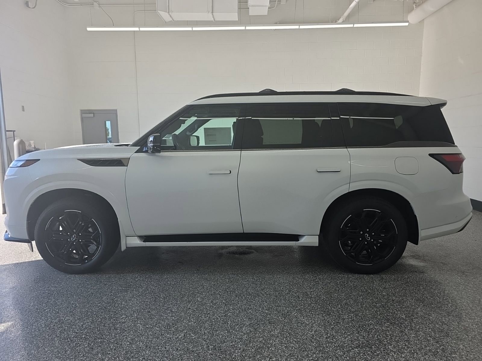 New 2026 INFINITI QX80 4WD image 2