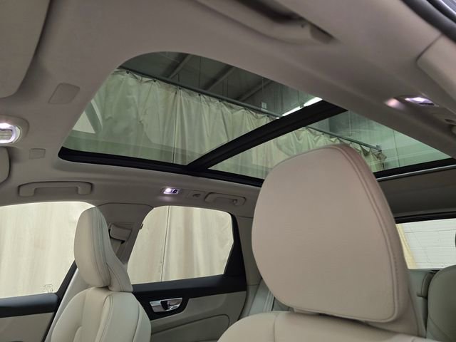 Used 2021 Volvo XC60 T5 Momentum image 24