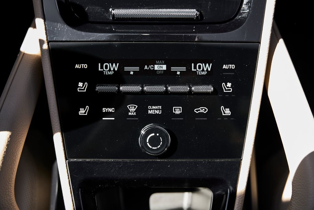 Used 2025 Porsche Cayenne image 64