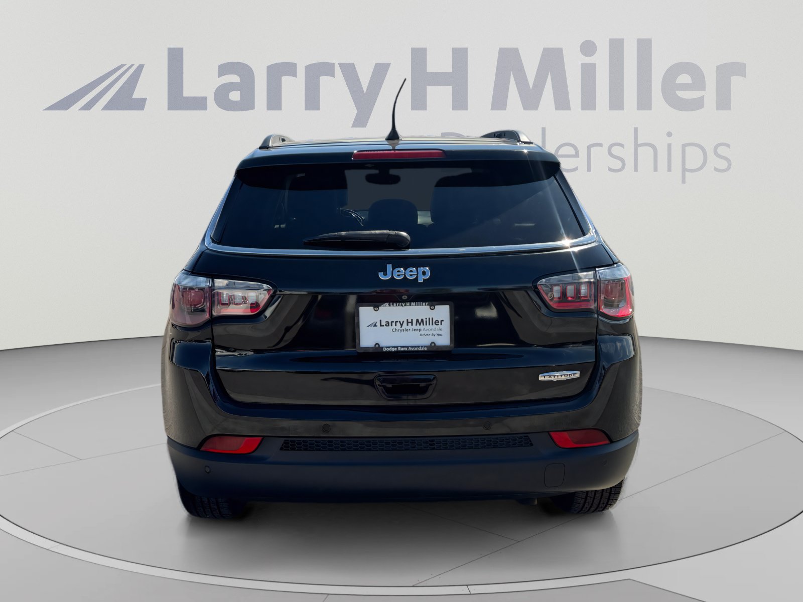 Used 2018 Jeep Compass Latitude w/ Popular Equipment Group FWD image 4