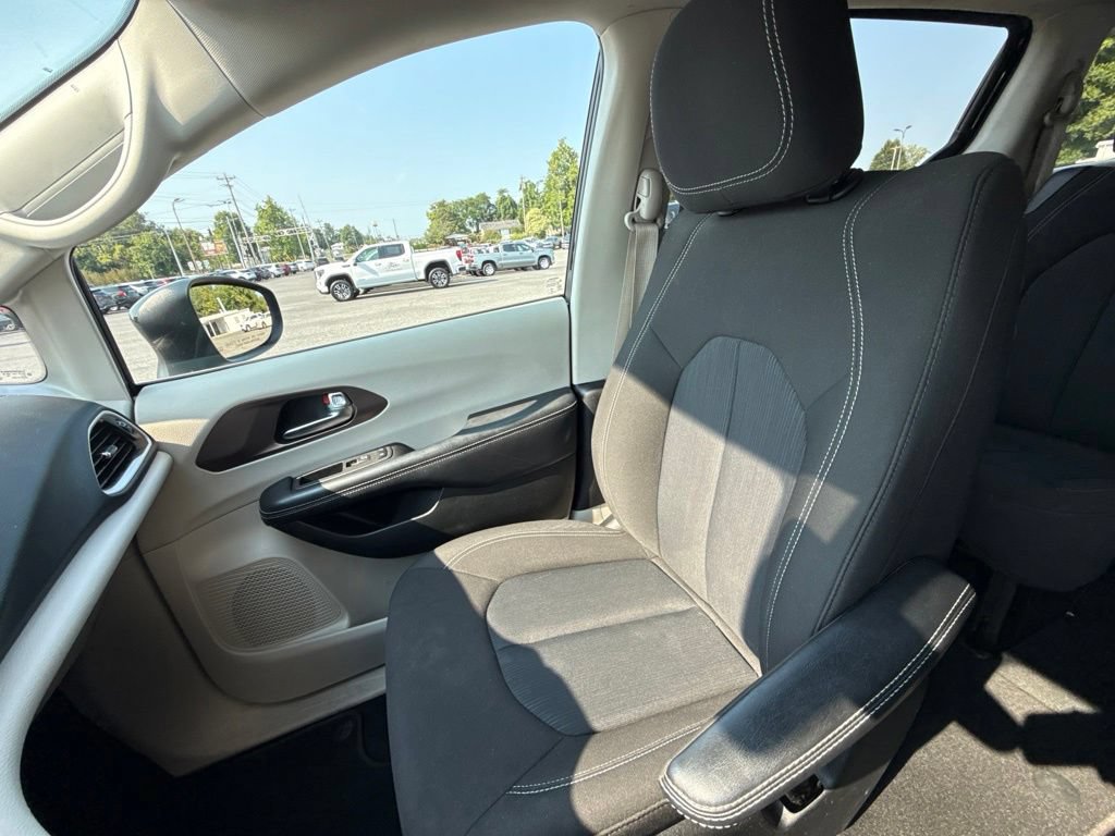Used 2023 Chrysler Voyager LX FWD image 25