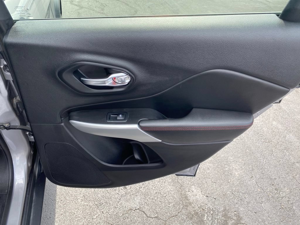 Used 2018 Jeep Cherokee Trailhawk AWD/4WD image 42