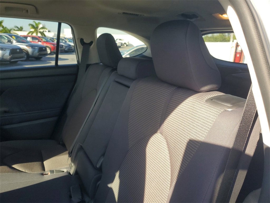Used 2023 Toyota Highlander LE image 13