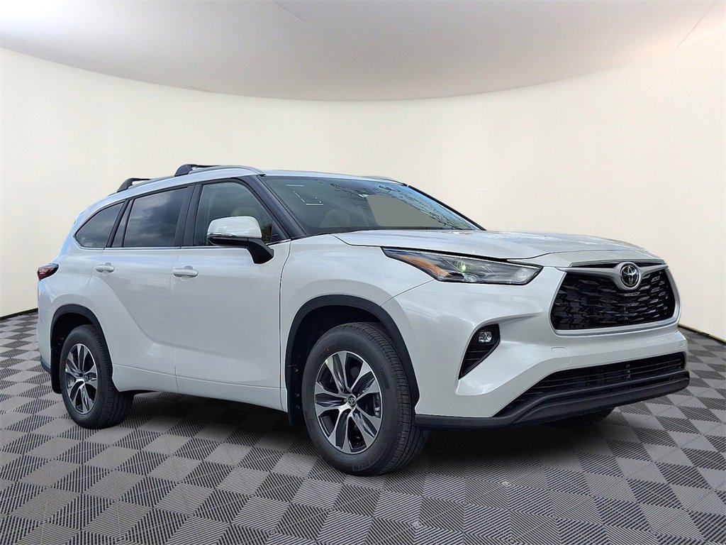 New 2025 Toyota Highlander XLE image 1